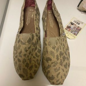Leopard 🐆 Burlap Toms. NWT (no box)